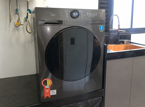 Máquina de lavar instalada em área de serviço após reparo