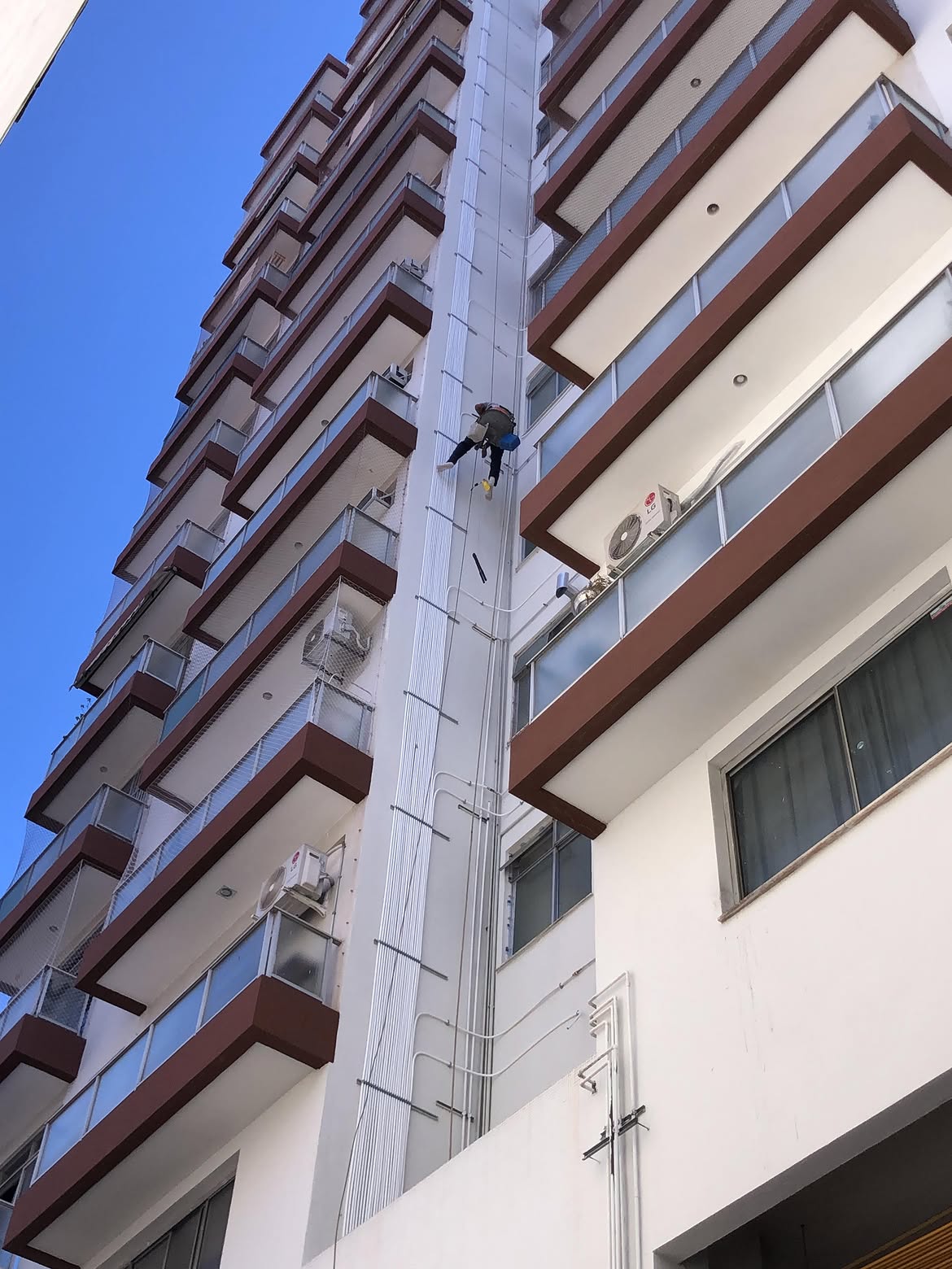 Técnico da TG TEC executando serviço em altura na prumada de gás de um edifício
