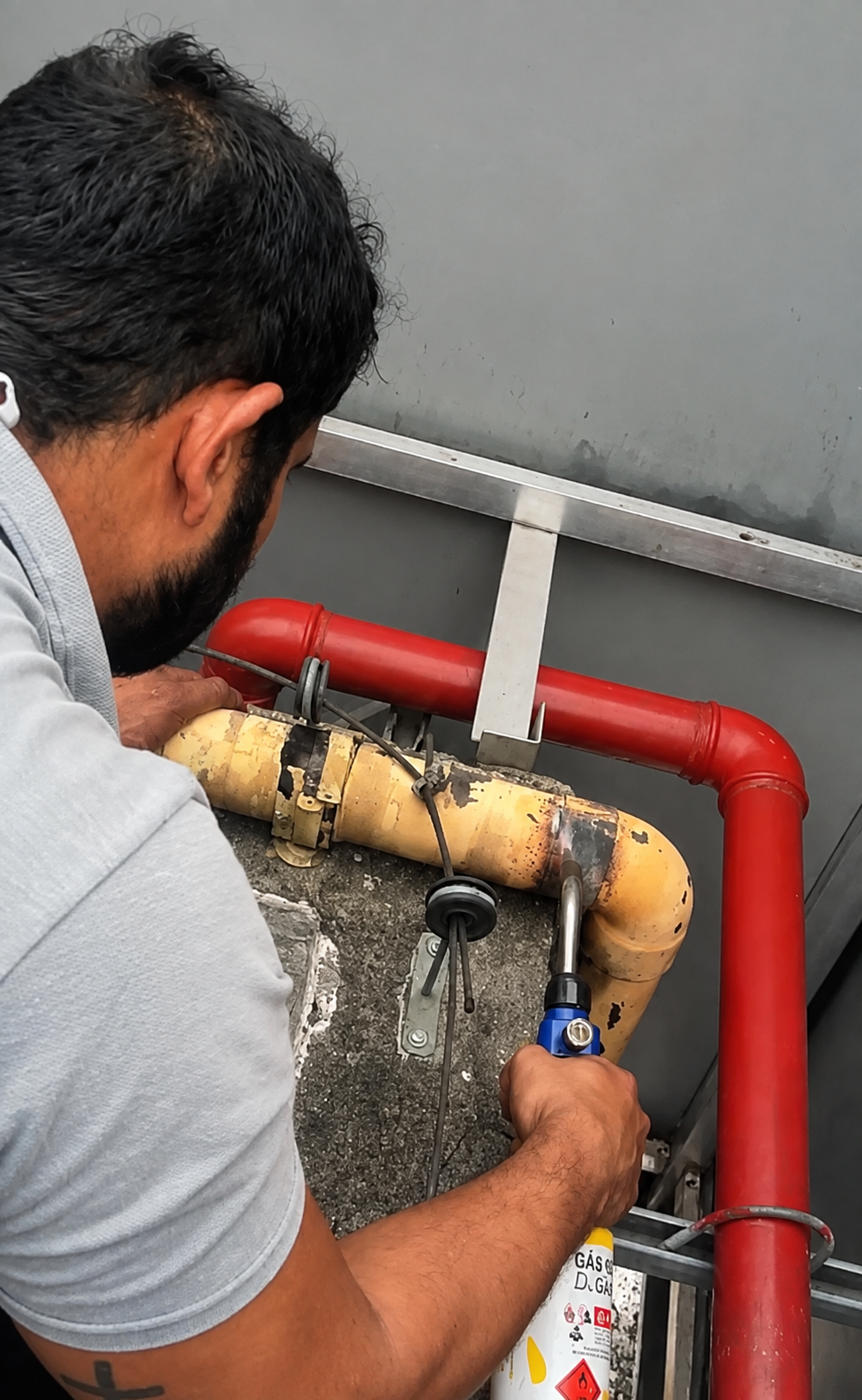 Técnico realizando inspeção e desobstrução de tubulação de gás