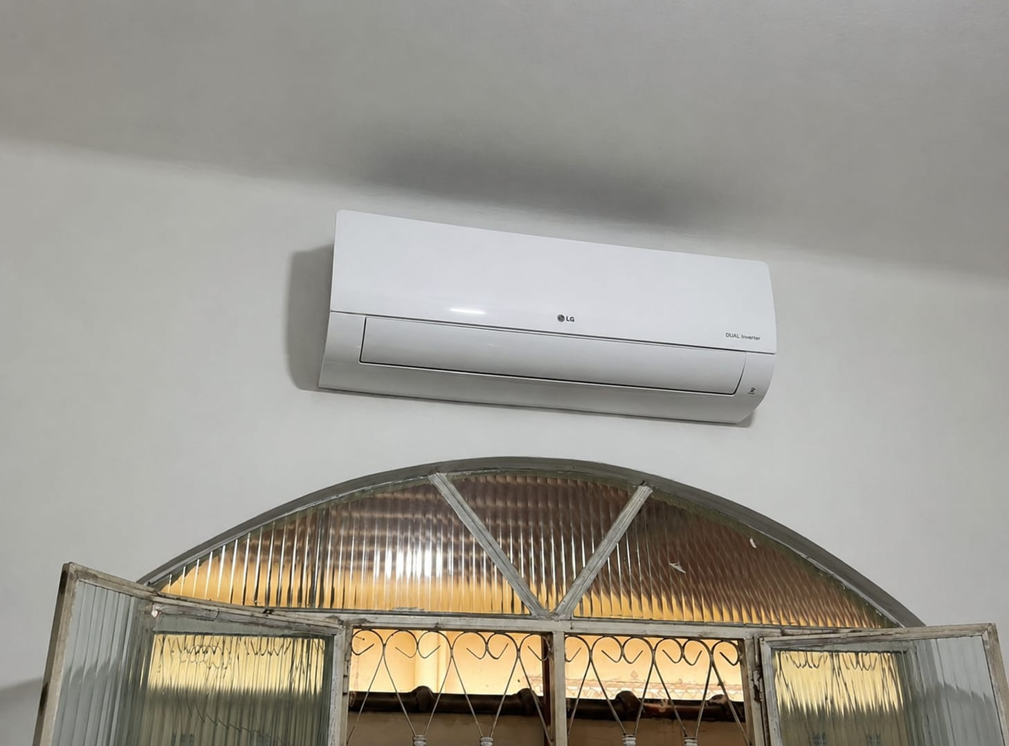 Unidade interna de ar-condicionado split instalada na parede