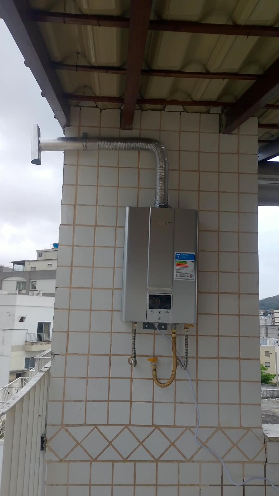 Técnico conectando a alimentação de gás de um aquecedor de parede